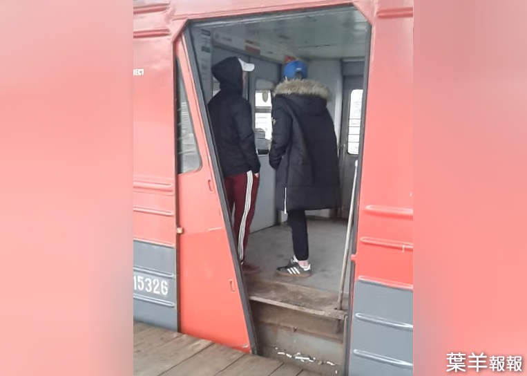 戰鬥民族日常《不正常的俄羅斯電車車門》對~好像不應該長這樣齁XD | 葉羊報報