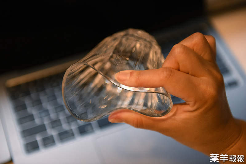 推特話題《摔不破的玻璃杯》怎麼看都是玻璃材質的透明杯身，捏起來卻軟到變形！？ | 葉羊報報