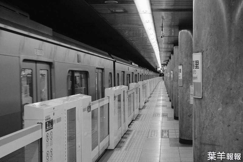 《無人的地鐵月台拍到詭異黑影》漸漸靠近看似無頭的人影，為炎夏的推特帶來一絲涼意... | 葉羊報報