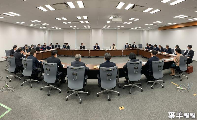 《日本政府推行數位化》網友吐槽官員還在用原始紙筆 數位化本部第一次開會就炎上  | 葉羊報報