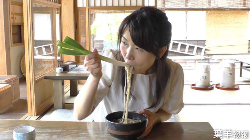 用蔥當筷子《蔥蕎麥麵》讓外國人困惑的衝擊吃法，是嫌筷子還不夠難嗎？ww | 葉羊報報