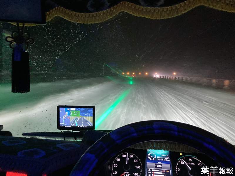 大雪也不怕《帶狀路燈》視線不良的路況下也能清楚為駕駛導向的路燈引發話題 | 葉羊報報