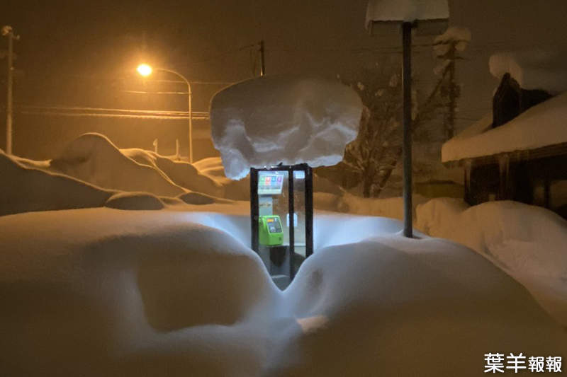 雪國奇景《危險電話亭》奇妙的積雪狀態，進個電話亭還得承擔可能被雪掩埋的風險... | 葉羊報報