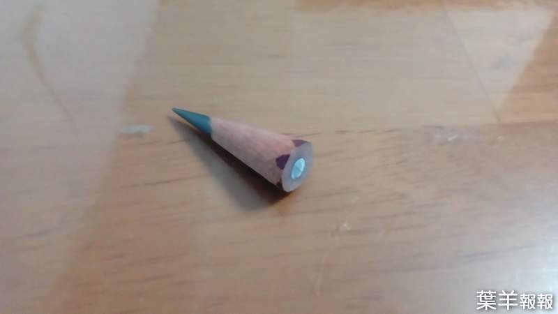 《用到最極限狀態的鉛筆》這都可以當三角錐平放在桌面上了耶 | 葉羊報報