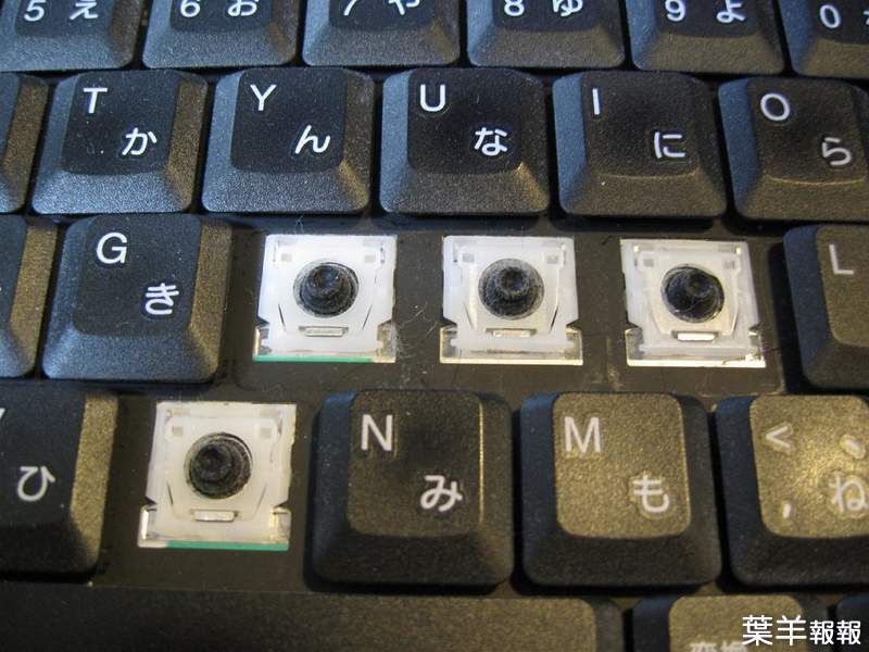 網友分享《被女兒玩過的筆電慘況》整個鍵盤只有四個鍵沒被拔出來也太慘 | 葉羊報報