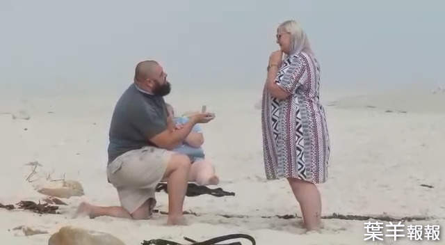 《求婚現場跌倒妹》原本沙灘上相愛的兩人是主角，但一旁拍攝的人超搶鏡 | 葉羊報報