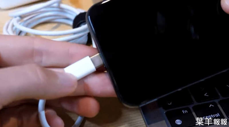 【有片】駭客製作USB Type-C的《iPhone》上拍賣，一隻喊價超過14,900美元！ | 葉羊報報