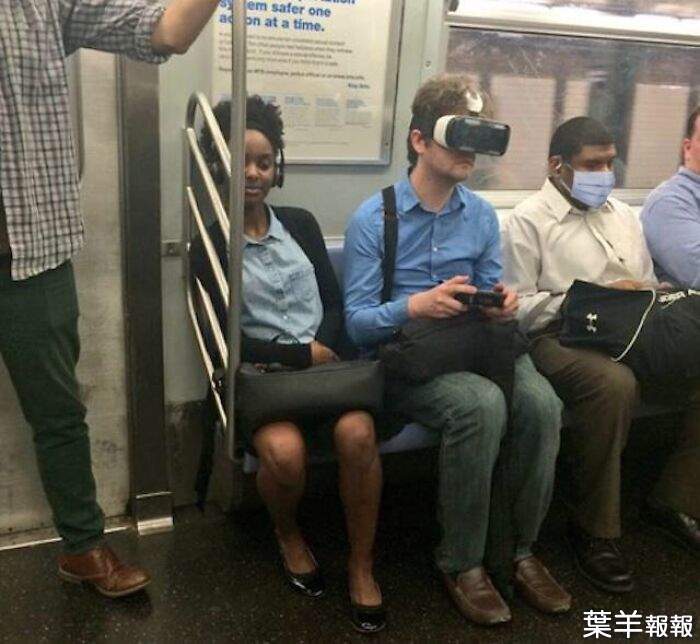 網友分享《各種在地鐵看見的奇葩光景》上班族的通勤就是要抓準時間打怪練級啊 | 葉羊報報