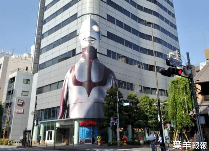 日本萬代總公司《超人力霸王大樓宣傳廣告》搭配紅綠燈角度就像是閃爍著彩色計時器一樣 | 葉羊報報