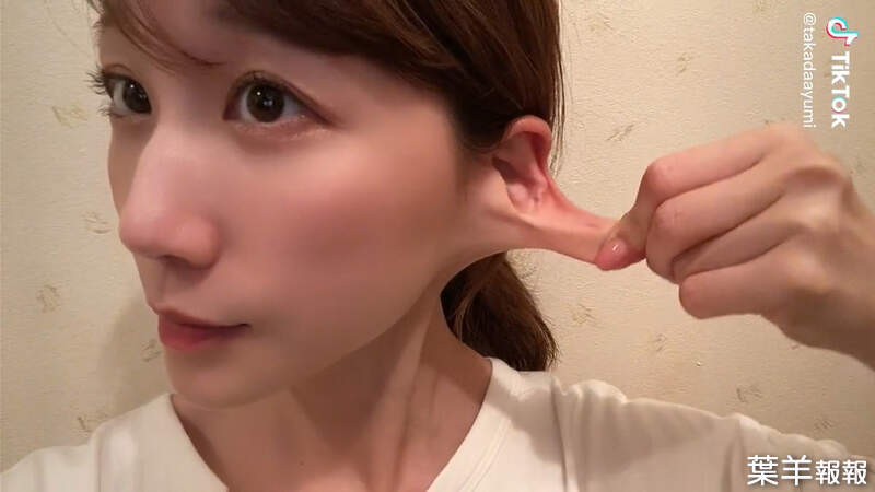 日本正妹高田步美示範《耳朵的正確用法》可以捲起來固定雨傘、自拍棒這真的太強了 | 葉羊報報