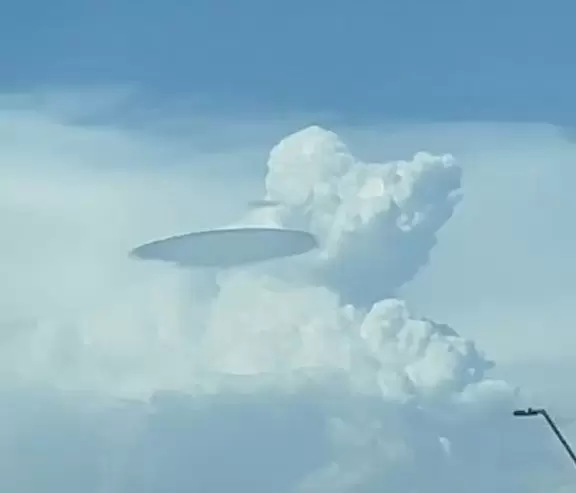 網友目擊《天空中疑似飛碟形狀的物體》這是UFO嗎？還是就是個單純的雲層呢？ | 葉羊報報