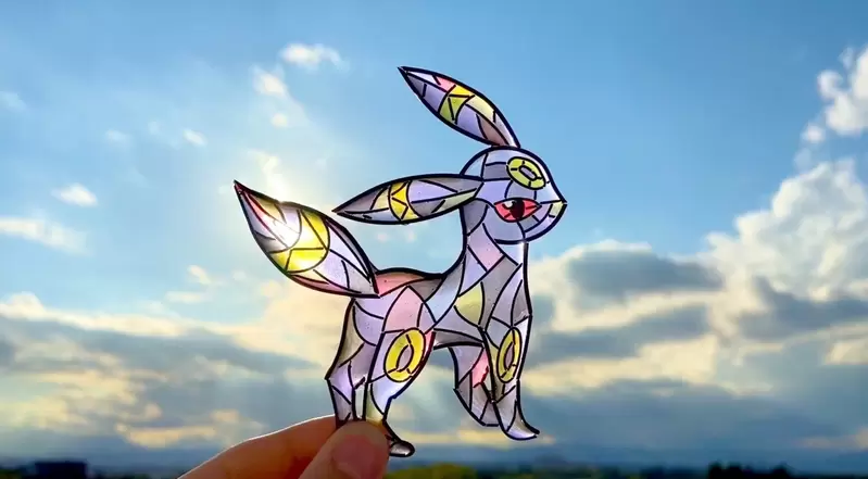 網友製作《玻璃彩繪風格寶可夢》太美了！漂亮的作品在太陽下閃耀 | 葉羊報報