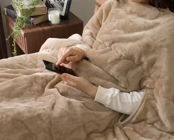 冬季必備《可伸手玩手機毛毯》躺平一族的朋友應該會喜歡，這可是神器啊❤ | 葉羊報報