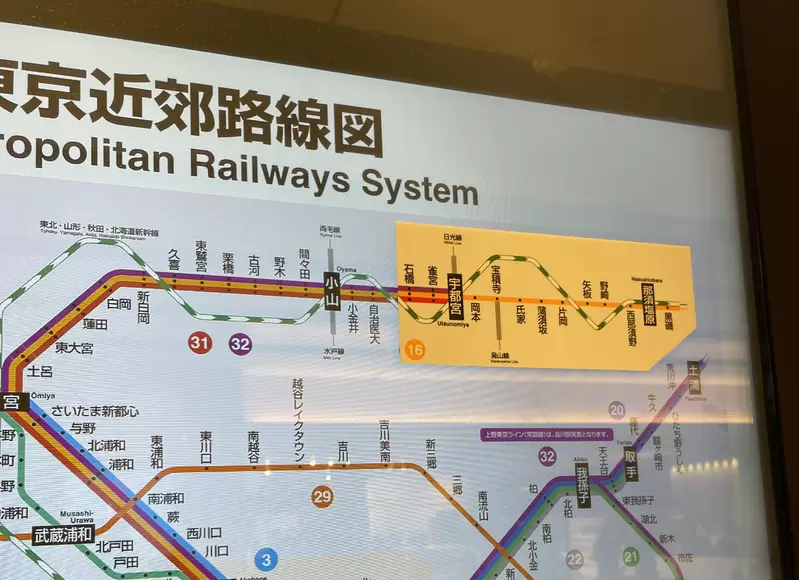 《東京車站的話題路線圖》明明是液晶螢幕卻貼貼紙修正？網友吐槽豈不是本末倒置嗎 | 葉羊報報